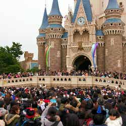ミッキーマウスの“バースデー”の様子／シンデレラ城前（C）Disney