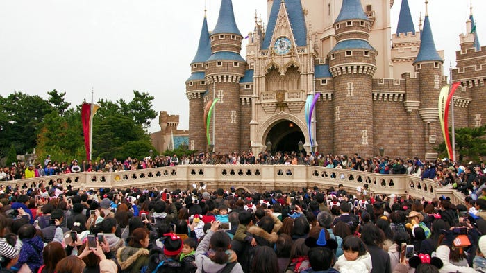 ミッキーマウスの“バースデー”の様子/シンデレラ城前(C)Disney