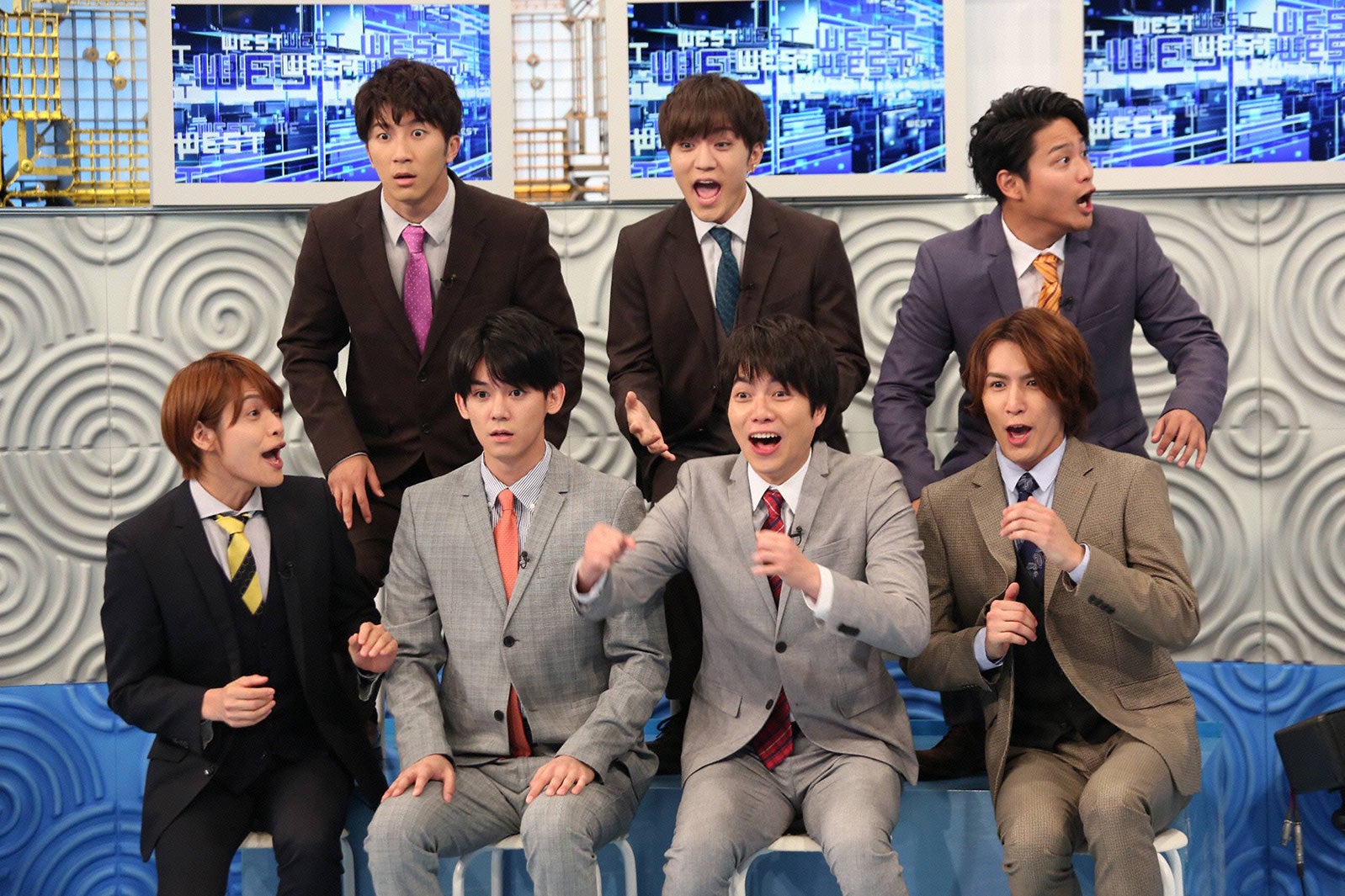 ジャニーズWEST、密着しながらデビュー曲披露「耳に息がかかってる！」メンバー絶叫