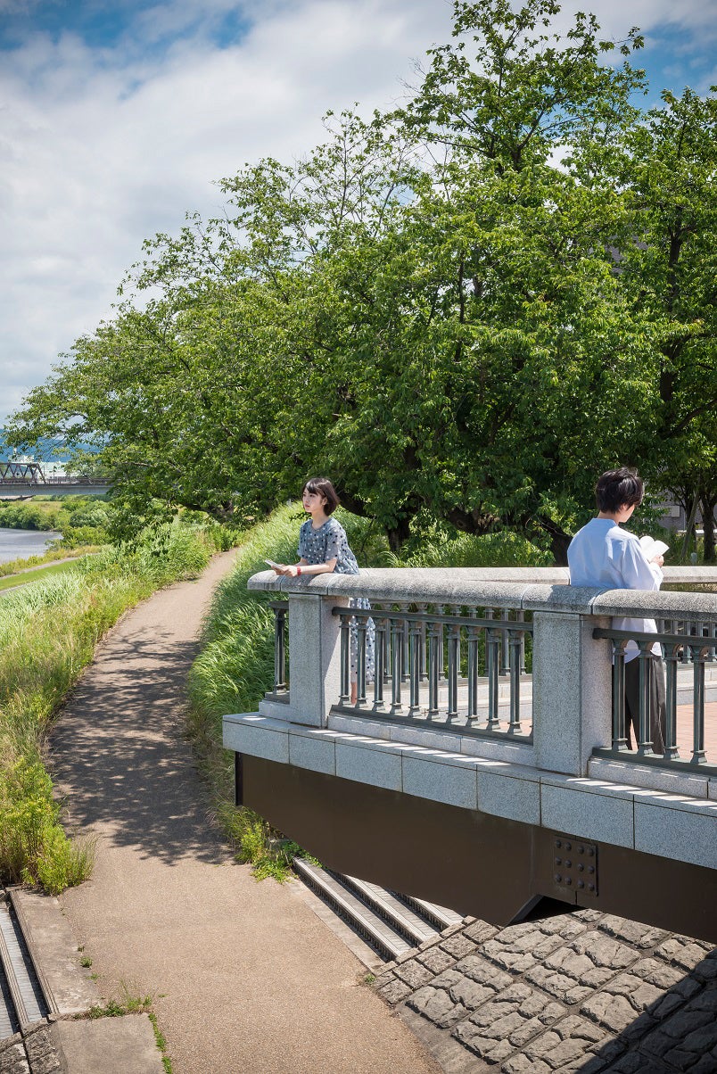 浜辺美波＆北村匠海、聖地巡礼で「キミスイ」原作表紙を再現