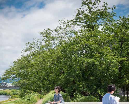浜辺美波&北村匠海、聖地巡礼で「キミスイ」原作表紙を再現