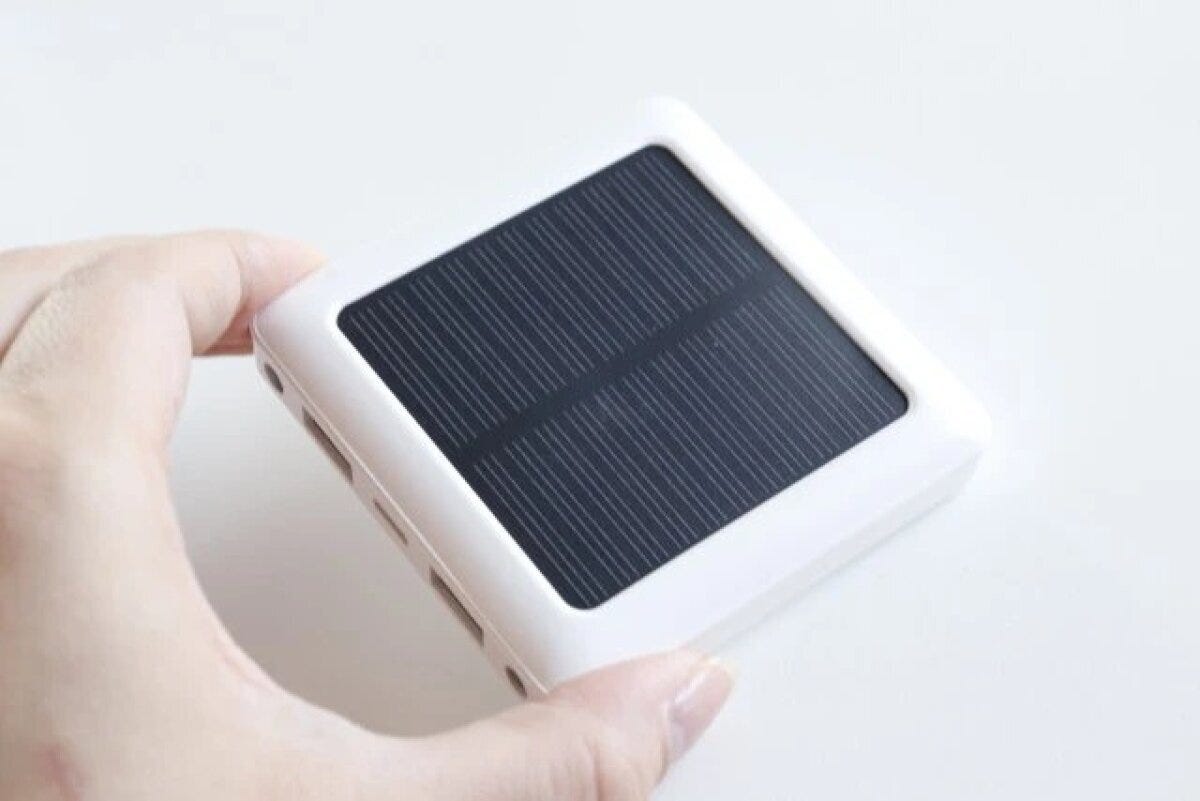 ダイソー　ソーラー充電モバイルバッテリー5000mAh