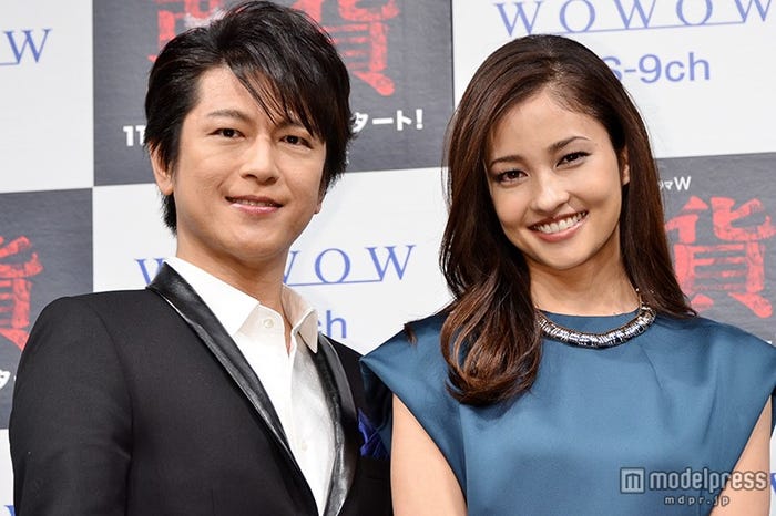 (左から)及川光博、黒木メイサ