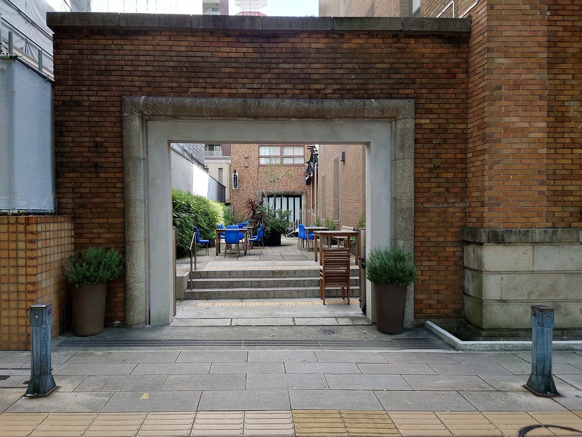 「THE BAYS」入口横には誠司が抜け出した裏口も