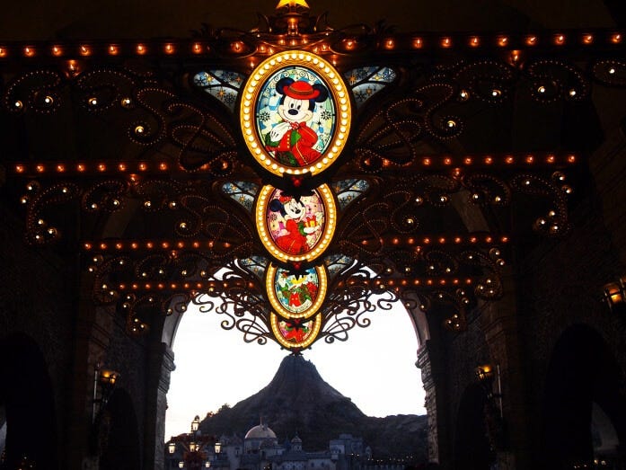 エントランスからメディテレーニアンハーバーへ向かうところにクリスマスコスチュームのミッキーマウスたちが