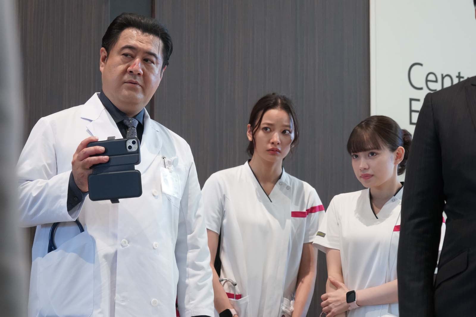 小手伸也、織⽥梨沙、あかせあかり「となりのナースエイド」第9話より（C）日本テレビ