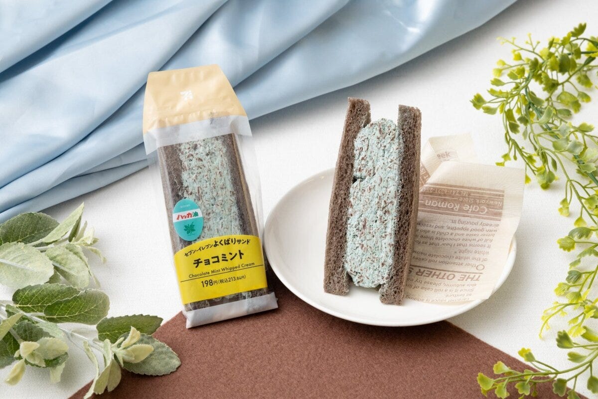チョコミントのスイーツサンド、袋と皿に置かれた商品 チョコミントのスイーツサンド、袋と皿に置かれた商品