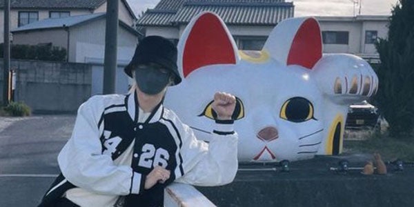 SEVENTEEN・JUN、お忍び日本満喫ショットに反響「招き猫ポーズ可愛