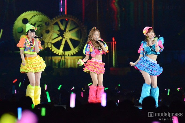 （左から）峯岸みなみ、板野友美、小嶋陽菜／ 「ツンデレ！」