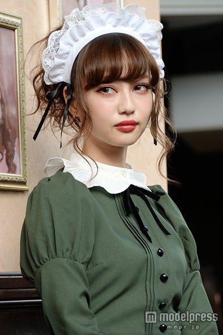 俳優の中村雅俊、女優の五十嵐淳子夫妻の三女、中村里砂