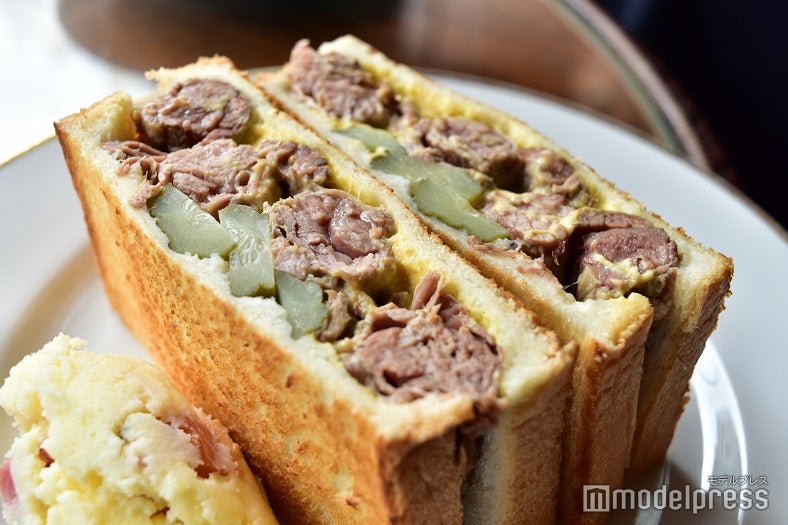 シヤチル一番人気の「ソルトビーフサンド」（750円）