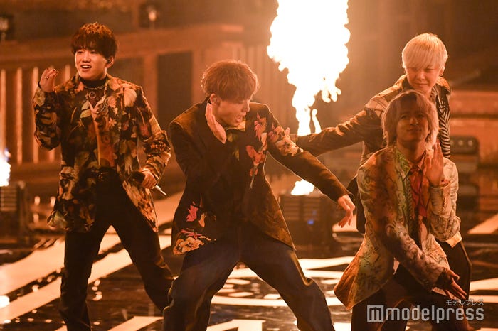 炎が燃え上がるステージで踊るDa-iCE (C)モデルプレス