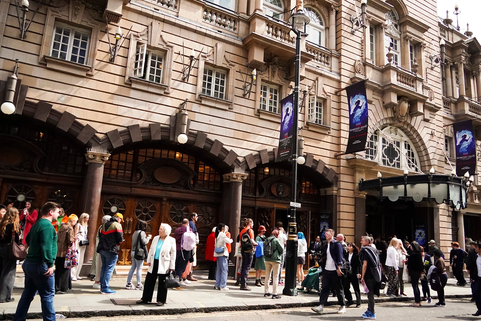 ロンドン・コロシアム、ロンドン市街／舞台「千と千尋の神隠し」ロンドン公演（提供写真）