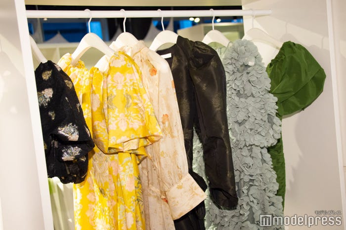 カラフルなアイテムが並ぶ/「H&M」ショールームより(C)モデルプレス