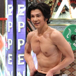“筋肉体操”が話題の武田真治、上半身裸で魔裟斗らとベンチプレス対決!『TEPPEN』