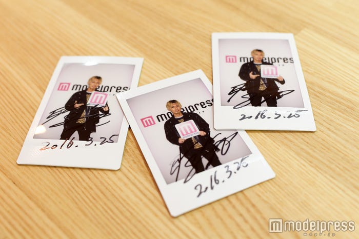 サイン入りチェキ(C)モデルプレス