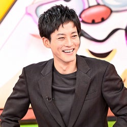 松坂桃李、ミニ四駆の巨大コースに大興奮!
