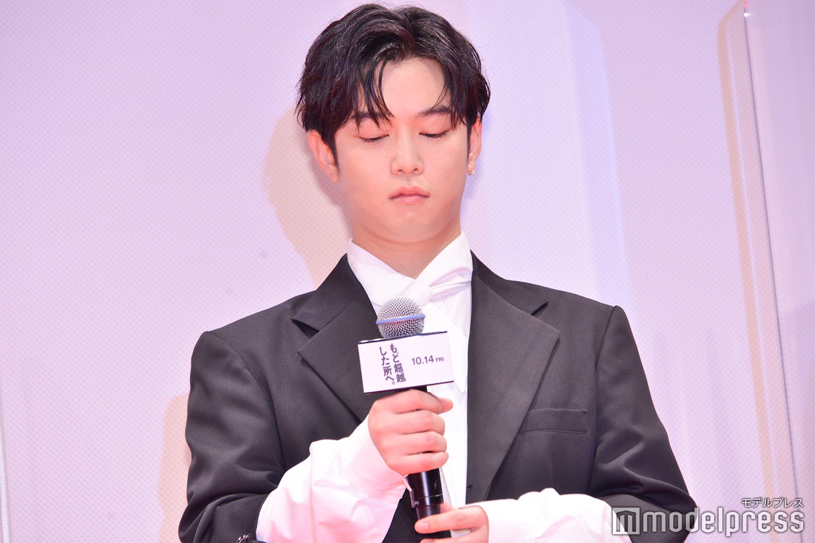 マイクの調整に悩む千葉雄大（C）モデルプレス