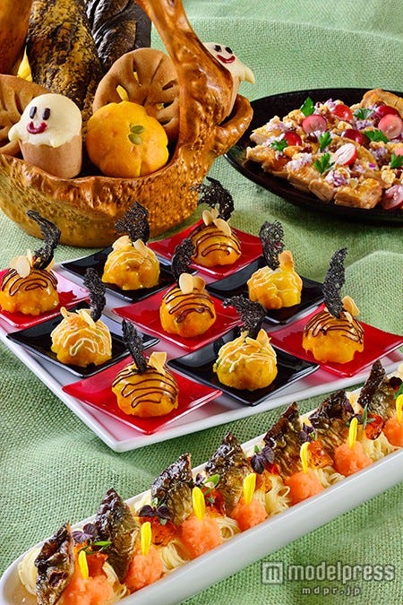 ブッフェ(イメージ)、秋刀魚の冷製カペッリーニ(手前)や各種ブレッド(左奥)など秋の味覚やイベントの雰囲気を感じられる料理の数々/ランチブッフェ大人3,610円、ディナーブッフェ大人4,630円(C)Disney