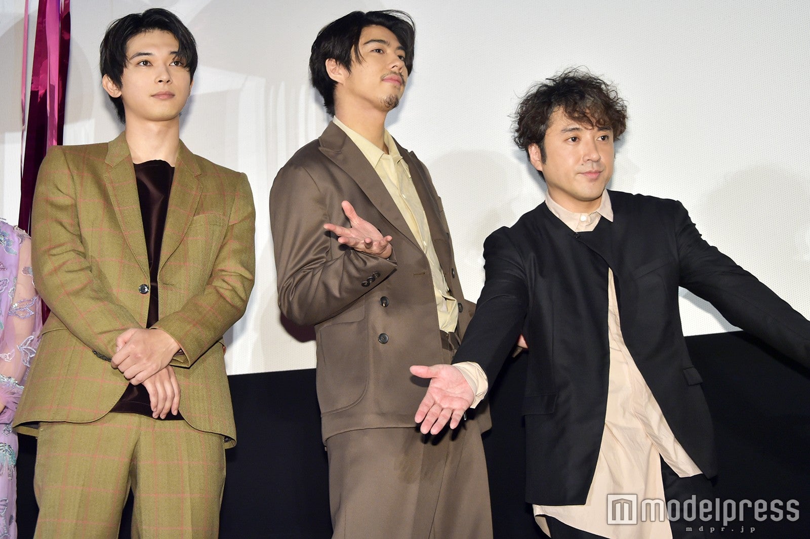 吉沢亮、賀来ポン太（賢人）、ムロツヨシ（C）モデルプレス