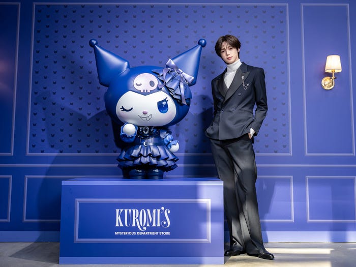 「KUROMI'S MYSTERIOUS DEPARTMENT STORE」の入口で撮るK(C) 2026 SANRIO CO., LTD. 著作 株式会社サンリオ