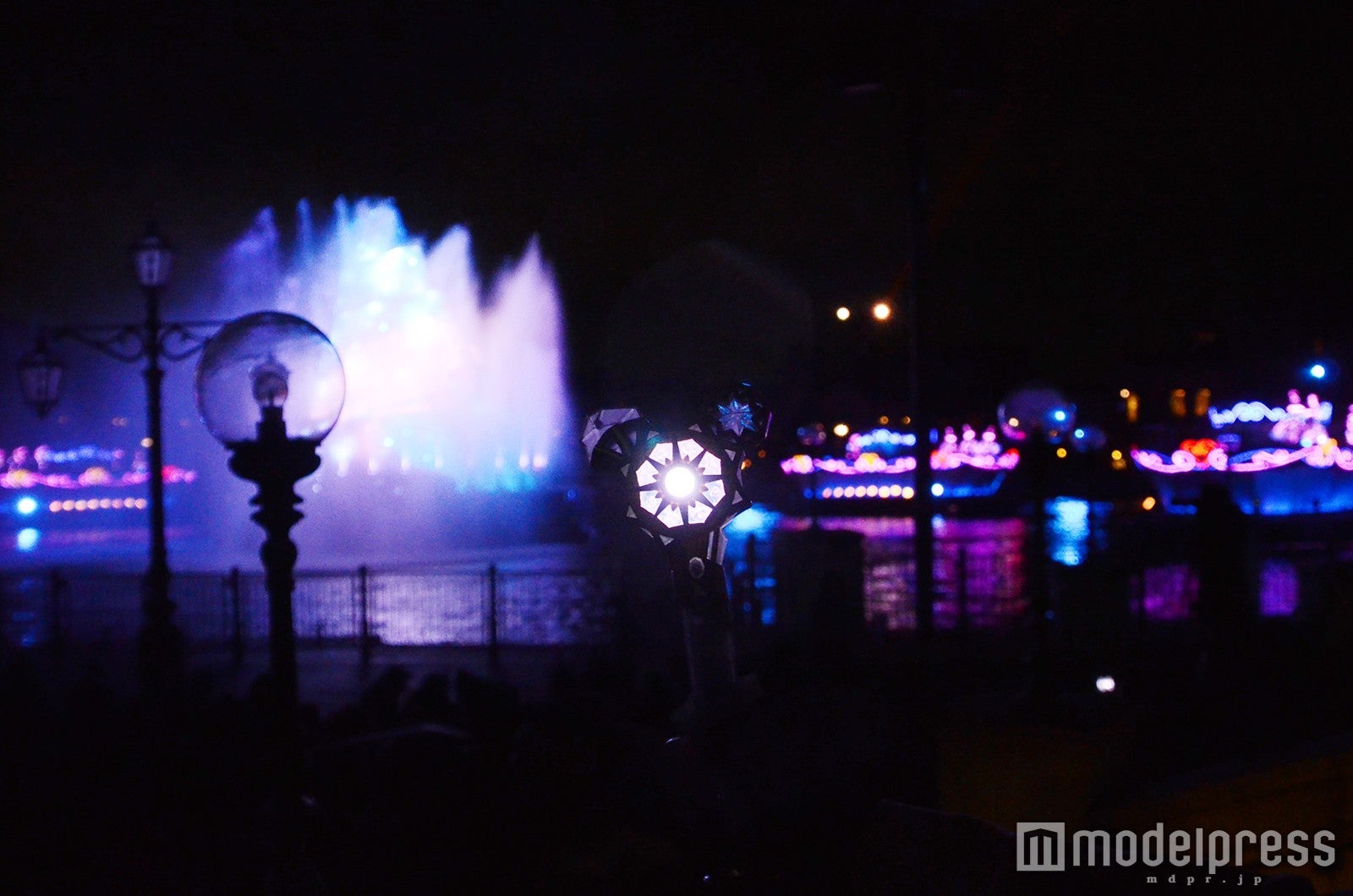 15周年グッズ“クリスタルコンパス”が連動する「ファンタズミック！」（C）モデルプレス