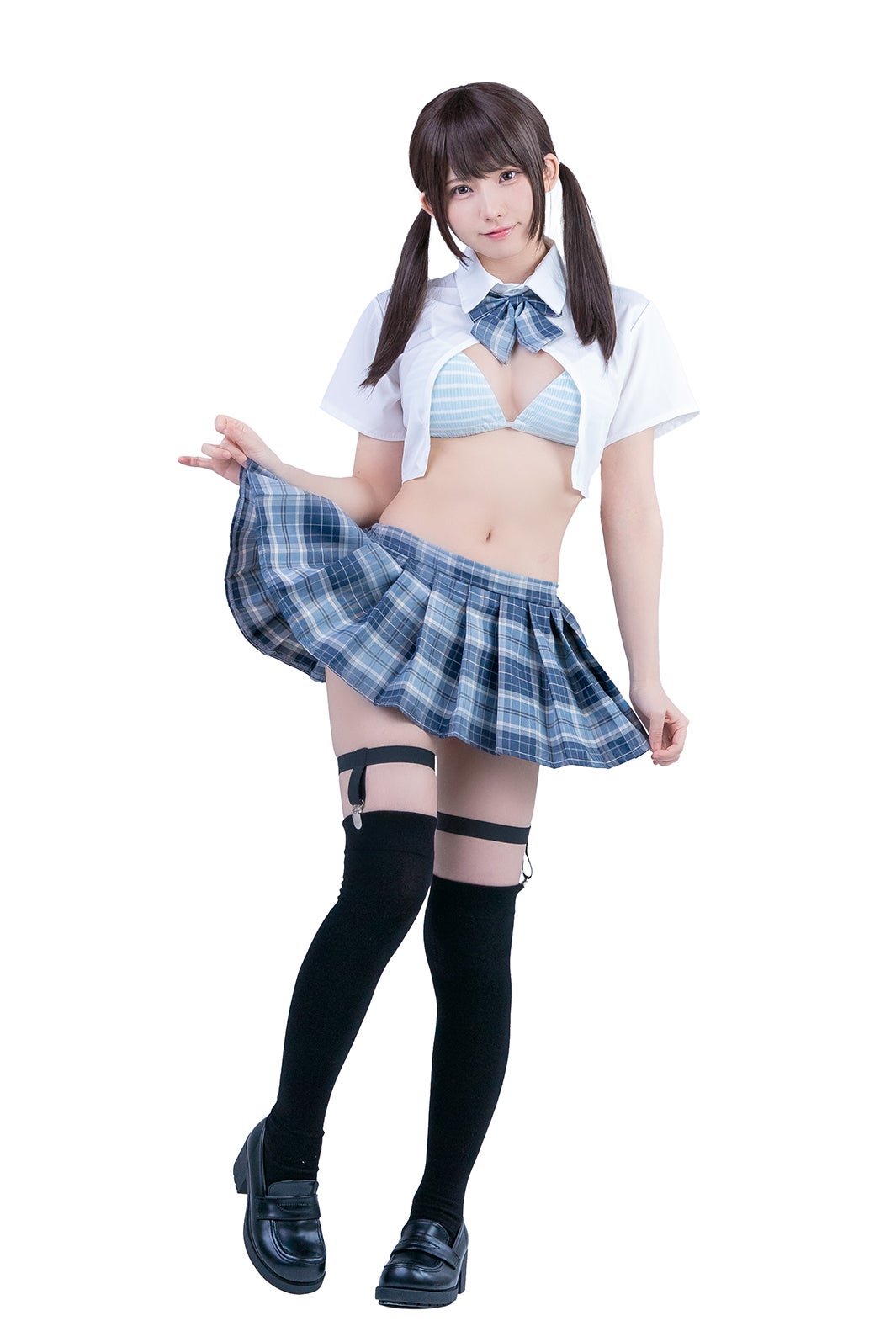 えなこ、美バストあらわな制服姿 ラブコメ作品のコスプレ披露