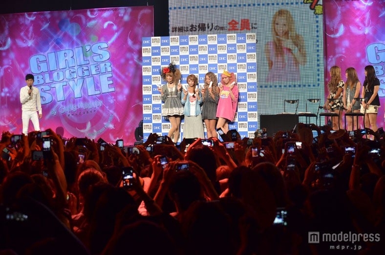 ステージ上では来場ブロガーのためのフォトセッションが行われた