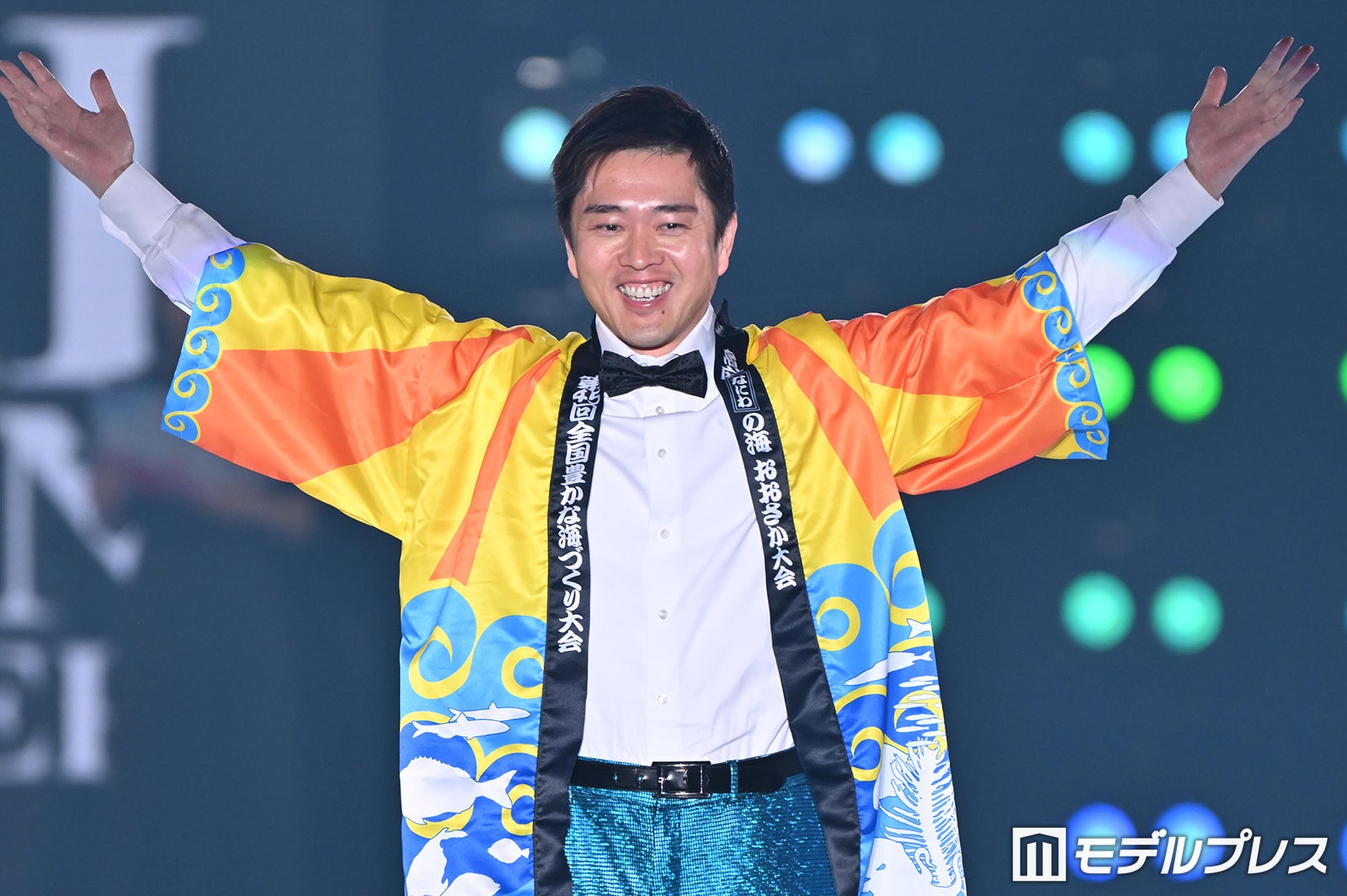 吉村大阪府知事、“顔隠し”堂々ランウェイ「究極に緊張してます」ステージで衣装チェンジも【関コレ2026S/S】