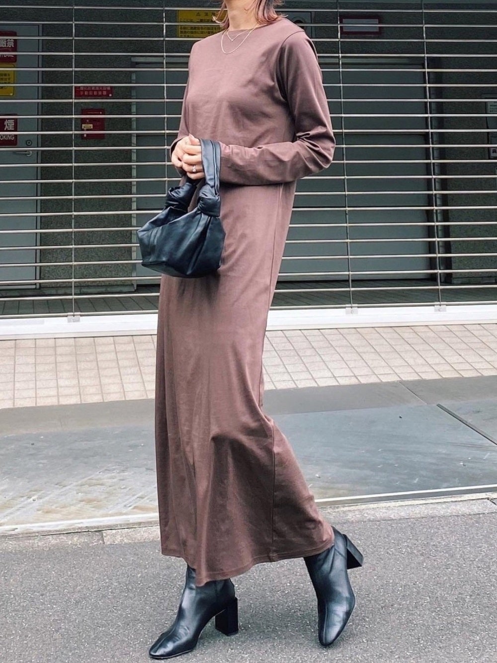 ロングワンピースにブーツのコーデ