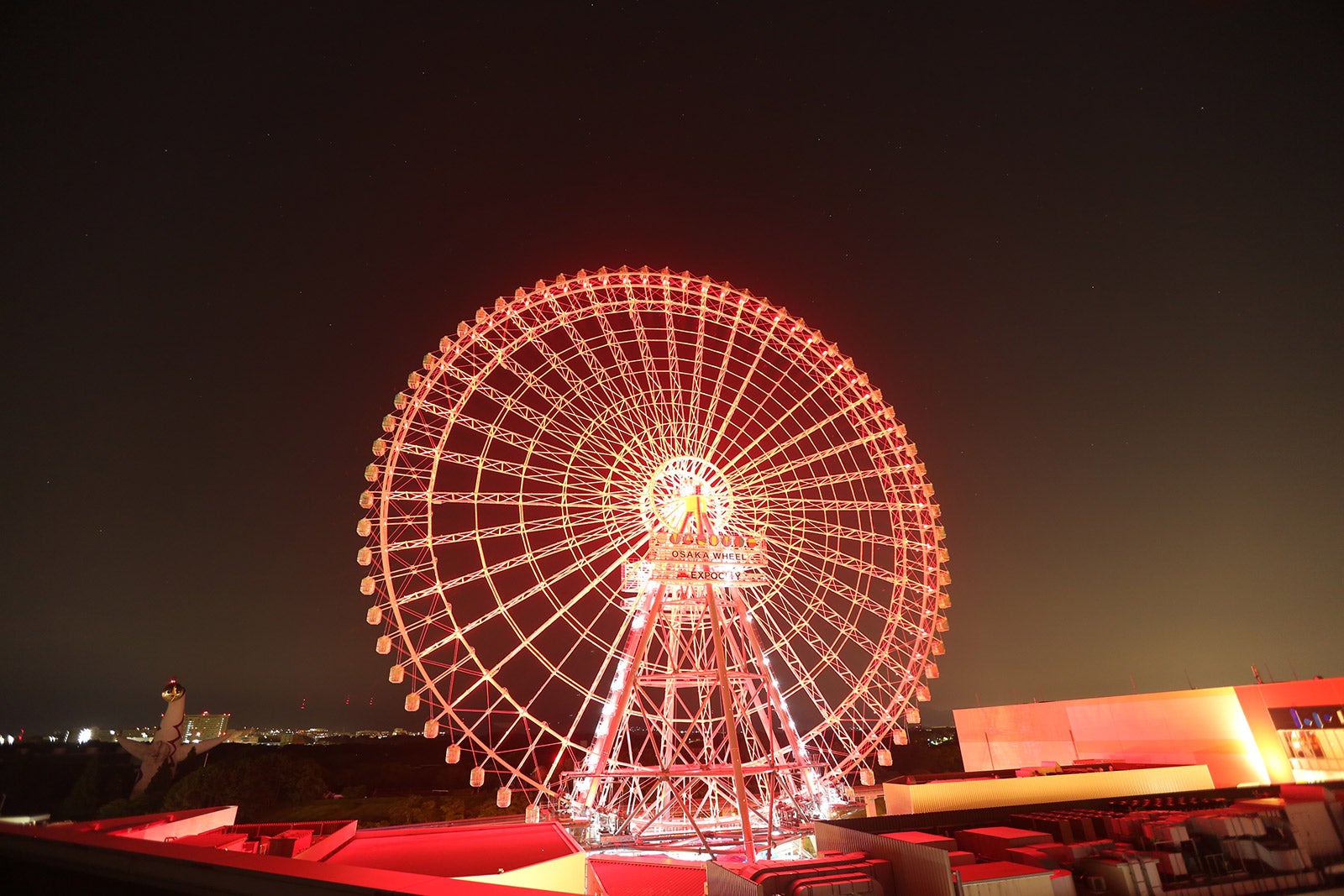 観覧車「REDHORSE OSAKA WHEEL」_Xmas red image／画像提供：三井不動産商業マネジメント株式会社