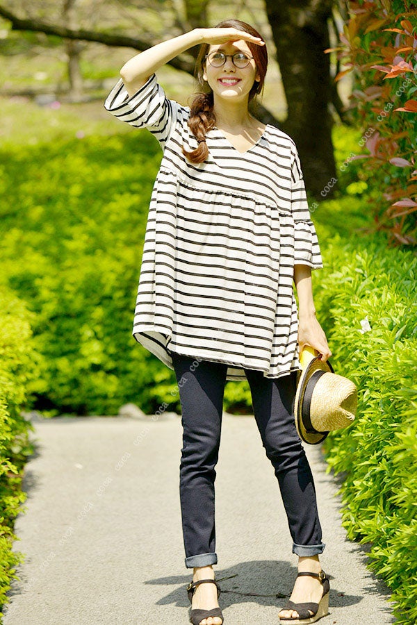 袖フレアのボーダーVネックトップス「coca」2,490円（税込）