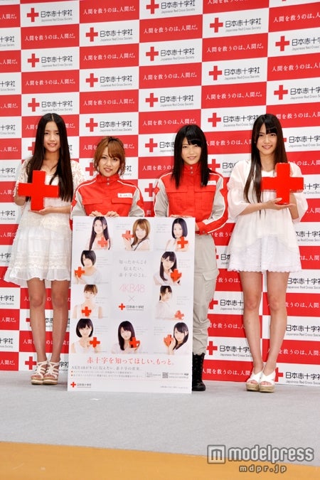 「赤十字を知ってほしい。もっと。」キャンペーン記者発表会に出席した（左から）加藤玲奈、高橋みなみ、横山由依、入山杏奈
