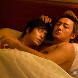 韓国人俳優JKとの男同士の濡れ場を披露した内山麿我（右）／「東京～ここは、硝子の街～」