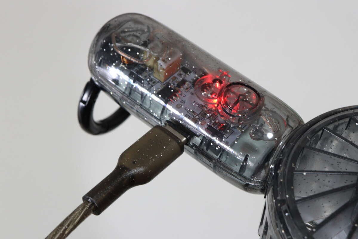 ダイソー クリア扇風機(ライト付き、ラメ) ダイソーのクリア扇風機(ライト付き、ラメ)を充電