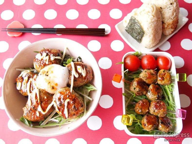 ニラを使った着せ替えレシピ「春の温玉つくね丼→コロコロつくね串弁当」