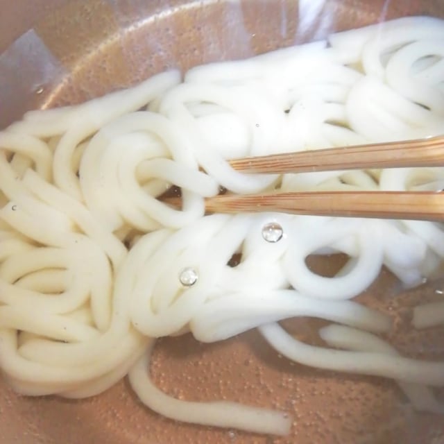 業務スーパーの冷凍うどん「冷凍讃岐うどん」を鍋でボイル
