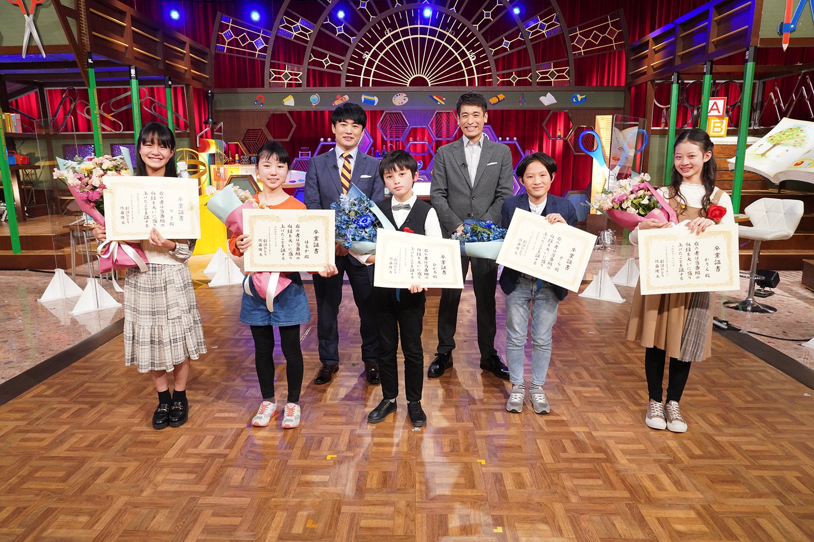 （後列左から）劇団ひとり、佐藤隆太（前列）助っ人小学生（C）日本テレビ