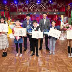 （後列左から）劇団ひとり、佐藤隆太（前列）助っ人小学生（C）日本テレビ