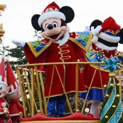 クリスマスらしいコスチュームで登場「ディズニー・サンタヴィレッジ・パレード」