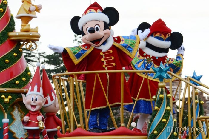 クリスマスらしいコスチュームで登場「ディズニー・サンタヴィレッジ・パレード」