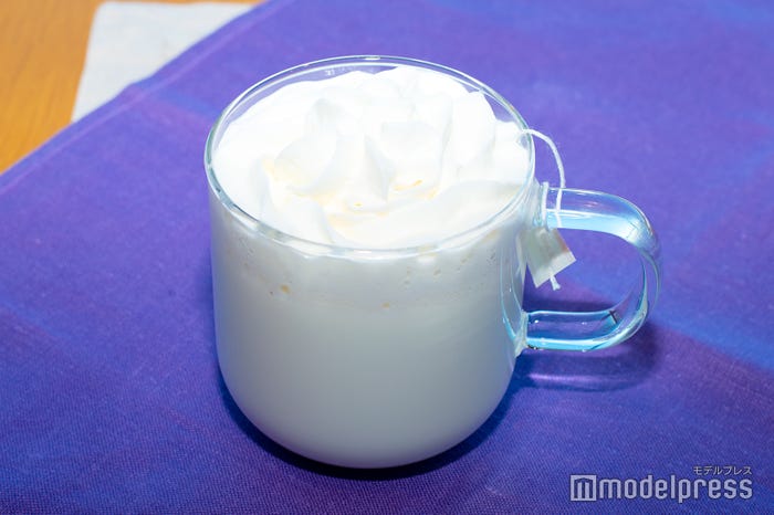 横浜公園店の「カモミールティーラテ+All Milk+ハニーホイップ」(C)モデルプレス