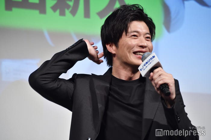 携帯電話を所持していない古田新太の家電はかけづらいと困惑する田中圭(C)モデルプレス