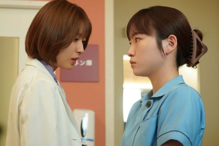 瀧本美織、川栄李奈「となりのナースエイド」第6話より(C)日本テレビ