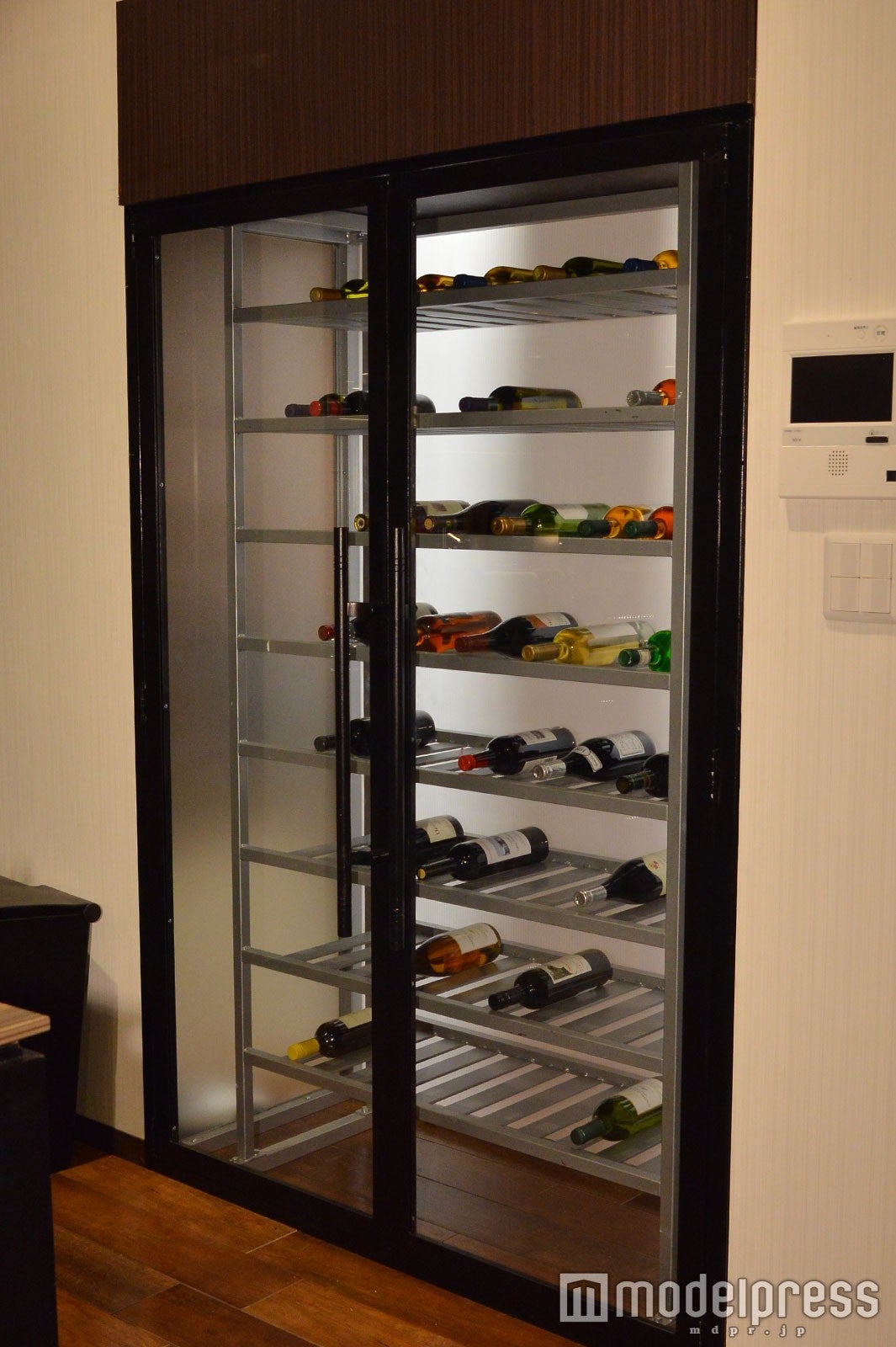 ワインセラーもあり（C）モデルプレス