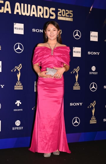 鮮やかすぎるショッキングピンク！今季2勝の河本結はロングドレスでしっとり魅了 【JLPGAアワード】
