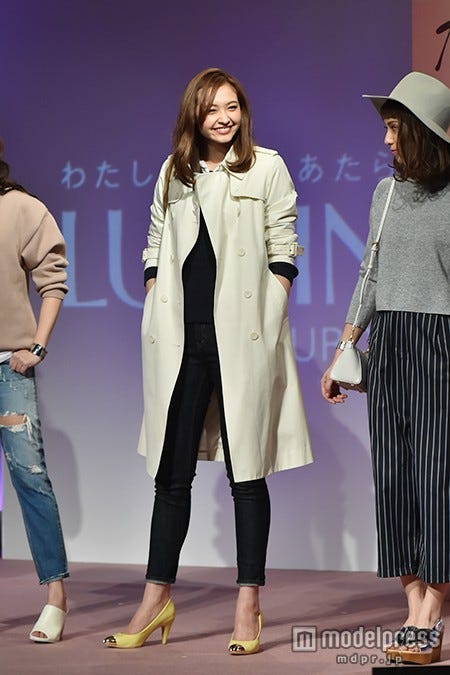 トレンチコートは長め丈を選ぶのが今季のトレンド/ニコル