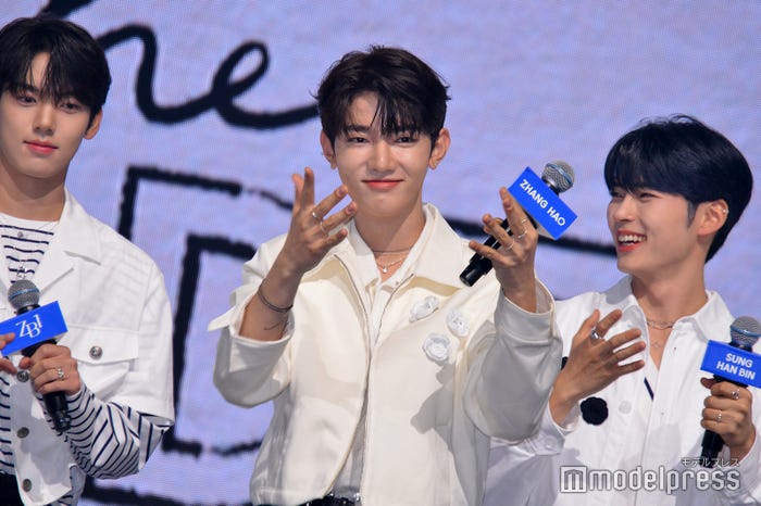 ポイントダンスを踊るジャン・ハオと一緒に踊るメンバー(C)モデルプレス