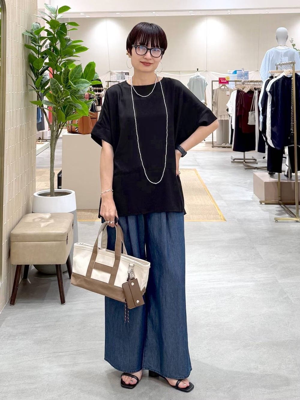 【OKコーデ】無地のゆったりサイズには「小物使い」でメリハリをつけて 出典:WEAR