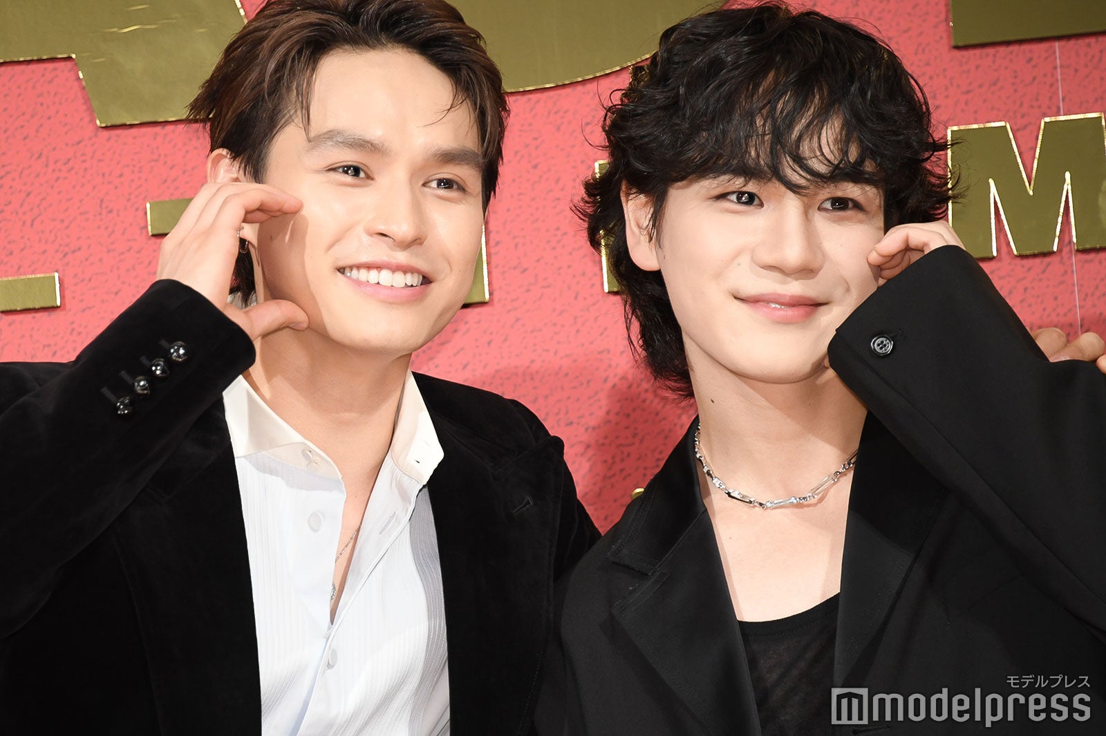 ハートを決める兵頭功海、豆原一成（C）モデルプレス
